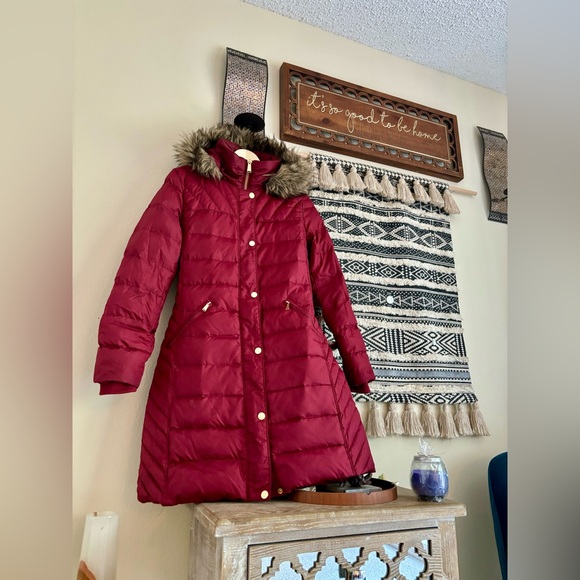 MK down parka very stylish and functional for colder weather - Picture 2 of 10